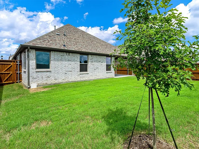 6026 Priory Dr — Photo 20