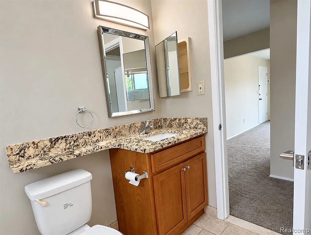 2859 E Maple Rd — Photo 4