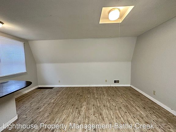 3rd image of 900 1/2 Capital Ave NE