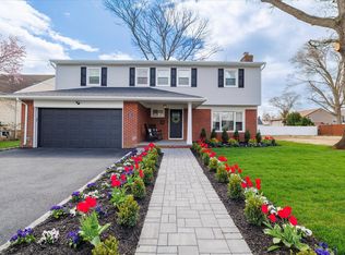 322 Dennis St, Oceanside, NY 11572