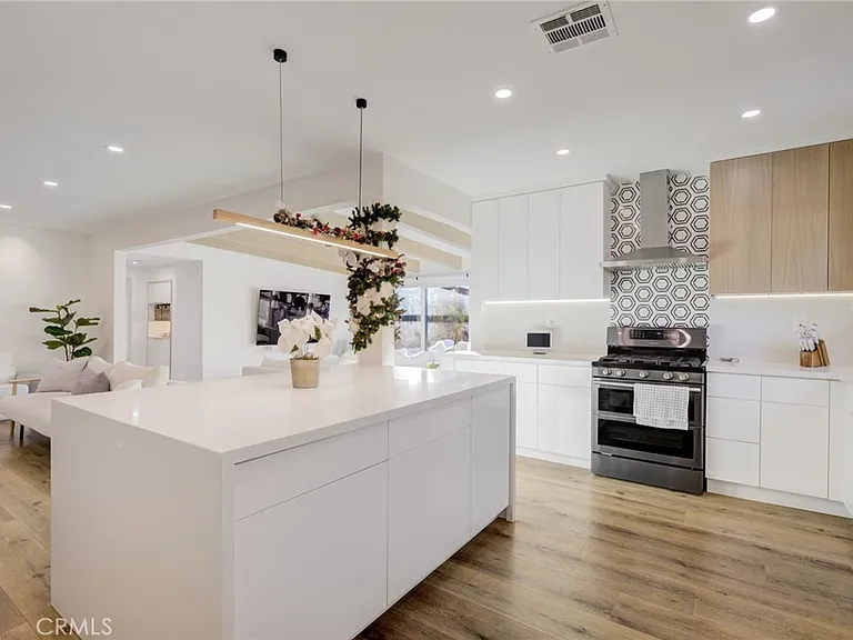 8161 Encino Ave — Photo 36