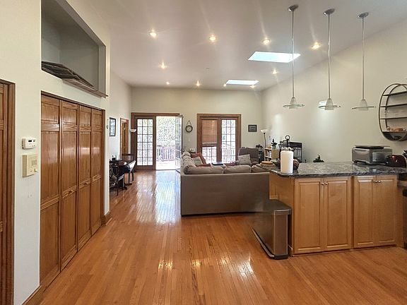 High ceilings, skylights throughout !
Beautiful hardwood floors.
