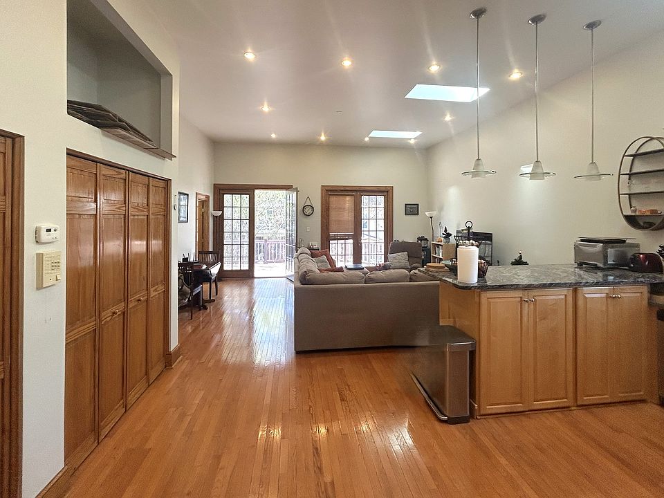High ceilings, skylights throughout !
Beautiful hardwood floors.