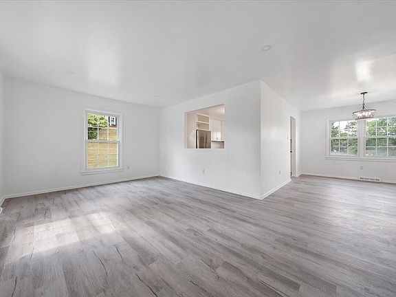 5th image of 3939 Saint James Cir SW