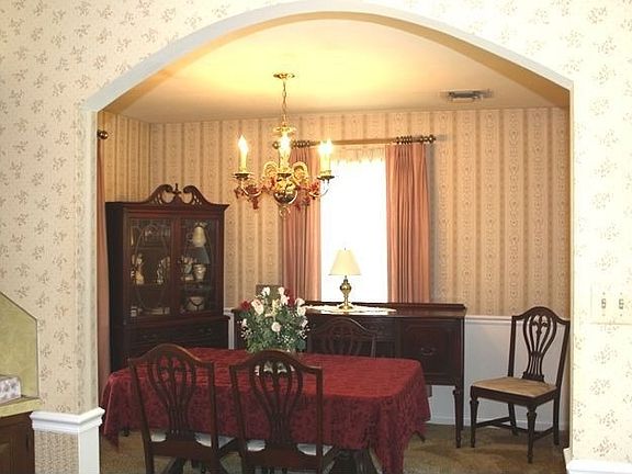 5th image of 546 Meadowview Cir
