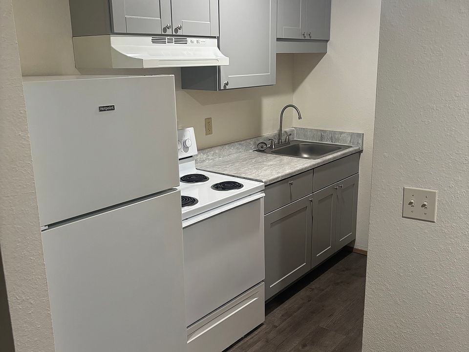 1st image of 6201 Lakewood Dr W APT 110