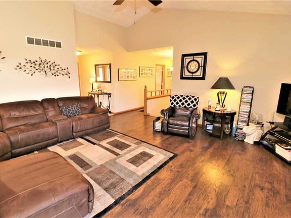 4th image of 13233 Stamford Ln