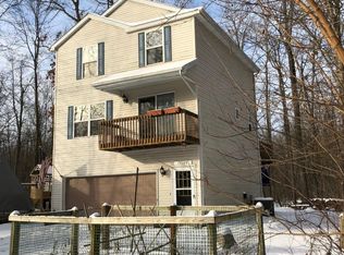 10128 Elmira St, Pinckney, MI 48169