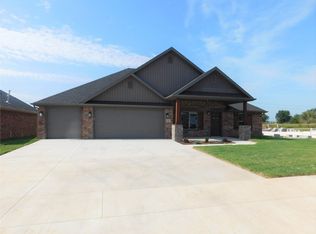 921 Pinnacle St, Prairie Grove, AR 72753