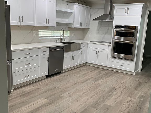 open concept kitchen, provides lots of storage with pull out drawers for pots & pans. Quartz countertops and backsplash.