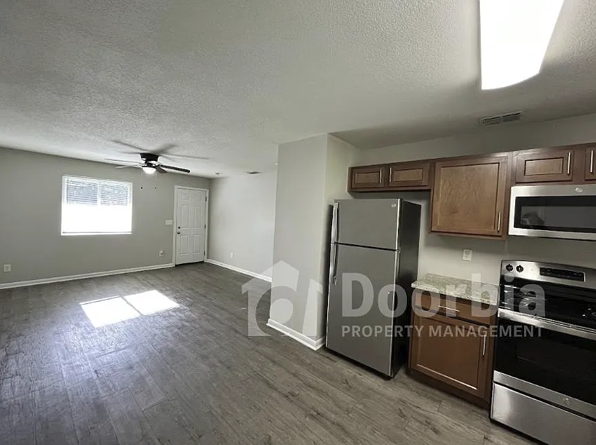 Beautiful 2 Bedroom, 1 Bathroom with Washer and Dryer In Unit — Photo 4