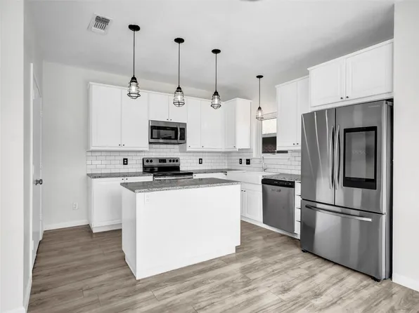 2719 Garden Grove Rd, Grand Prairie, TX 75052