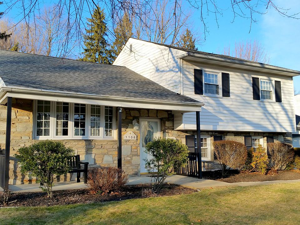 House w/ covered front porch