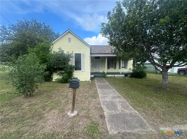 205 S Valley St, Cuero, TX 77954