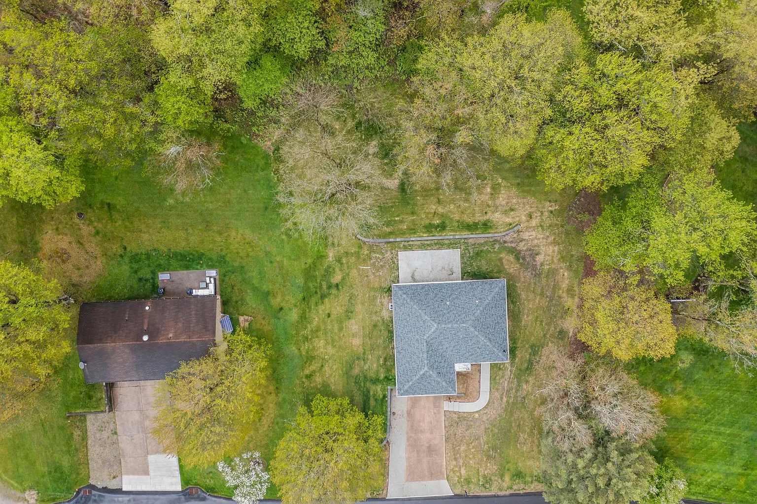 208 Maplewood Dr photo 1