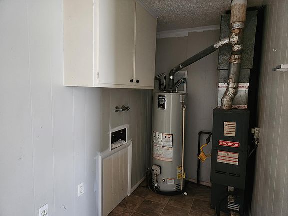 Utility area with washer/dryer hook ups