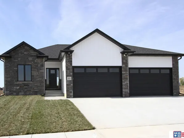 9231 Castle Pine Dr, Lincoln, NE 68516