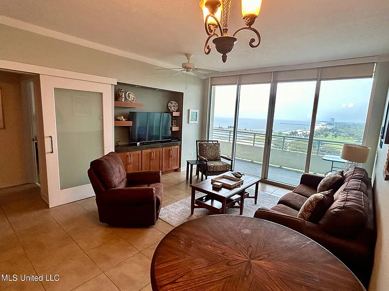 2060 Beach Blvd #901 — Photo 3