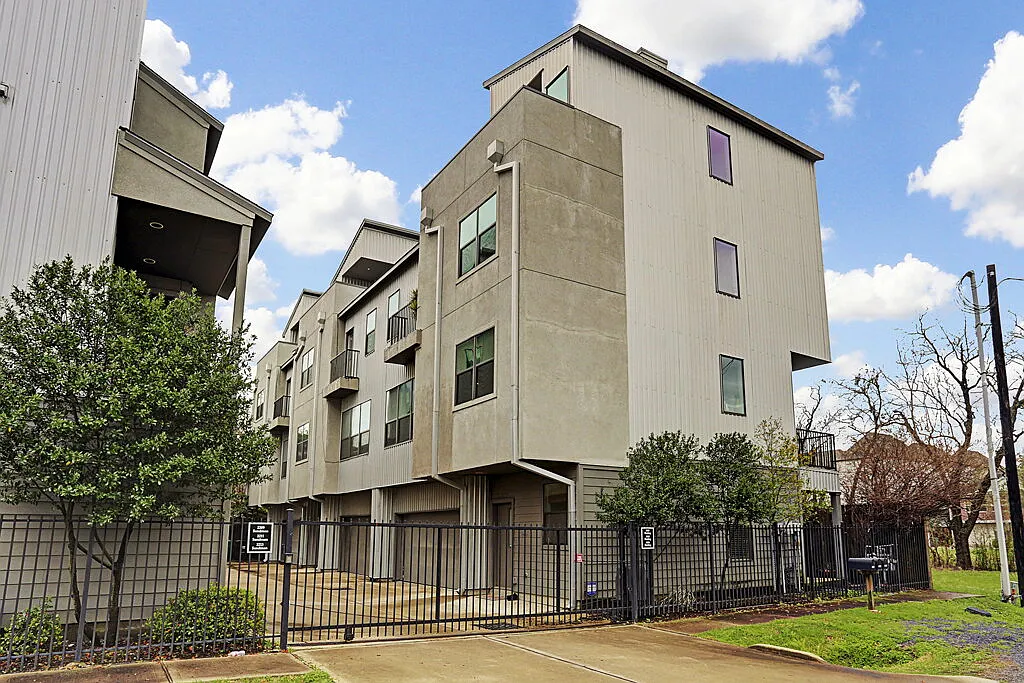 3 bed, 3.5 bath, 2452 sqft, $3,000 — Photo 1