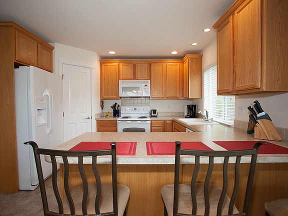 3rd image of 427 Oak Ln