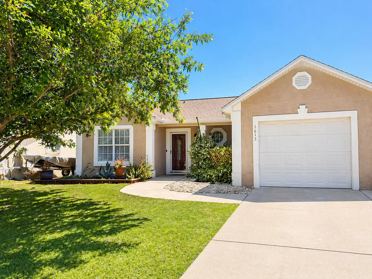 Building Photo - 1613 Vecuna Cir