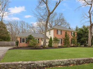 2 Lansdowne Rd, Warwick, RI 02888