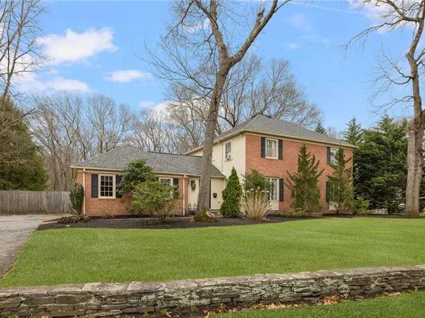 2 Lansdowne Rd, Warwick, RI 02888