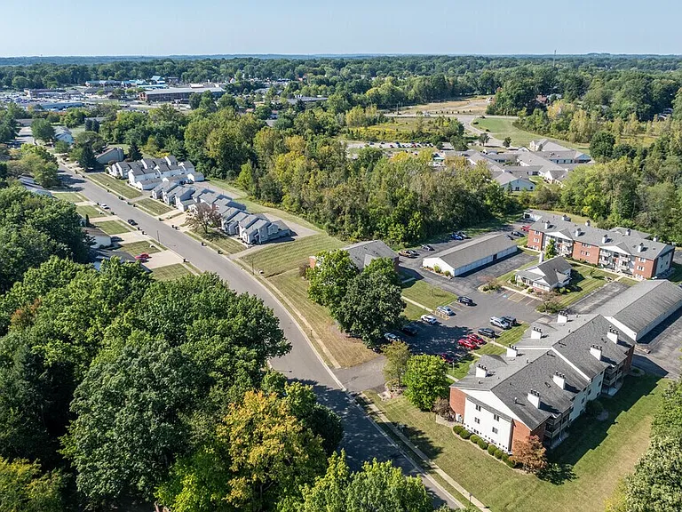 Grandeur Apartments & Townhomes