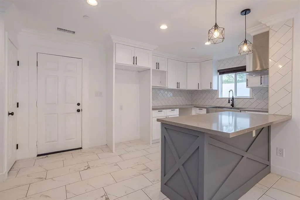 4 bed, 3.0 bath, 2215 sqft, $4,500 — Photo 1