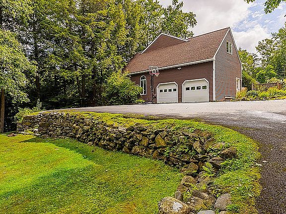 3rd image of 8 Wellington Cir