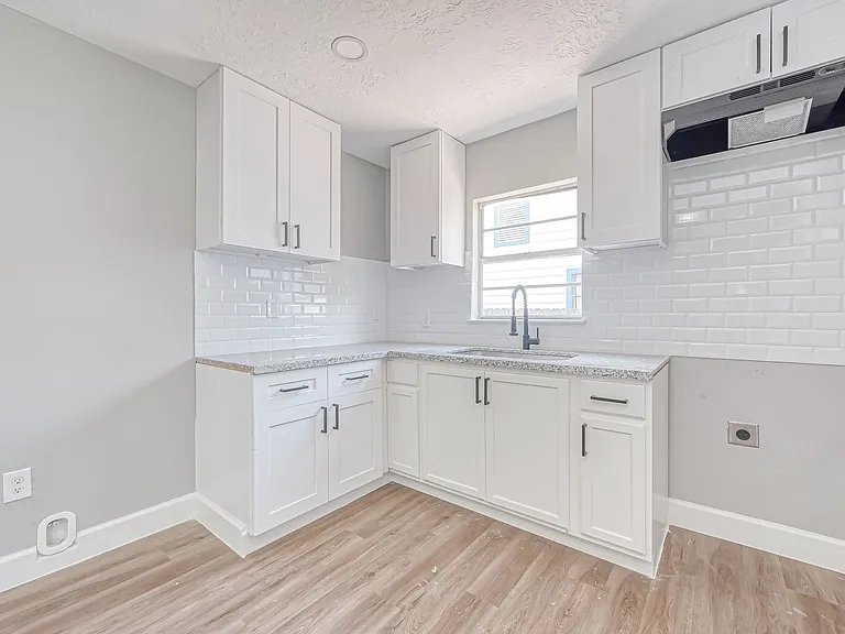 6715 Victoria St — Photo 6