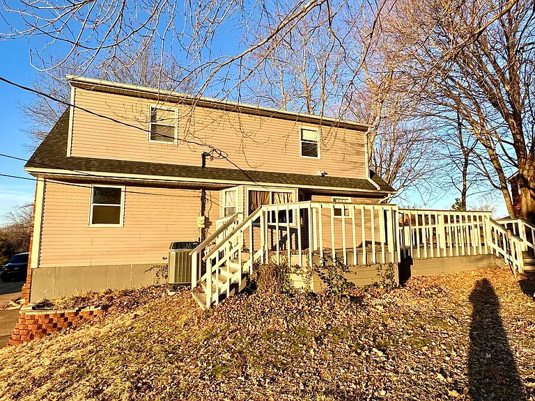 607 Yale Dr — Photo 3