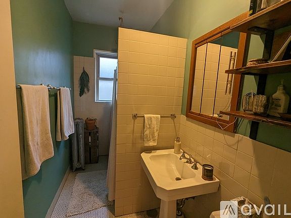 3rd image of 1923 W Argyle St #2
