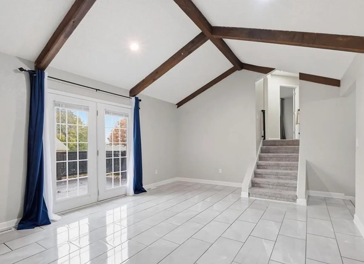 Building Photo - 302 SE Flagstone Dr