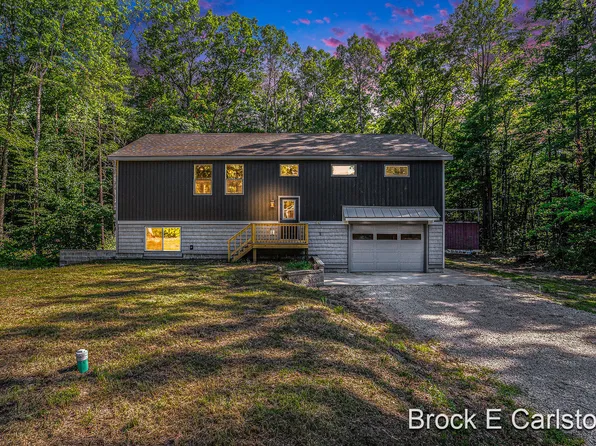 1242 S Sullivan Rd, Ravenna, MI 49451