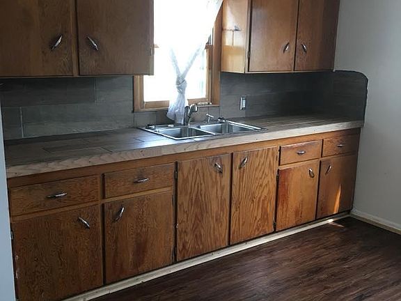 Kitchen / Dining room combo 10'x12'