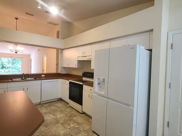 1018 Grand Hickory Cir — Photo 3