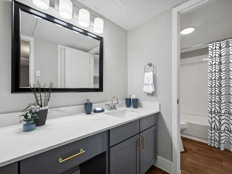 Eastbank Apartments — Photo 8