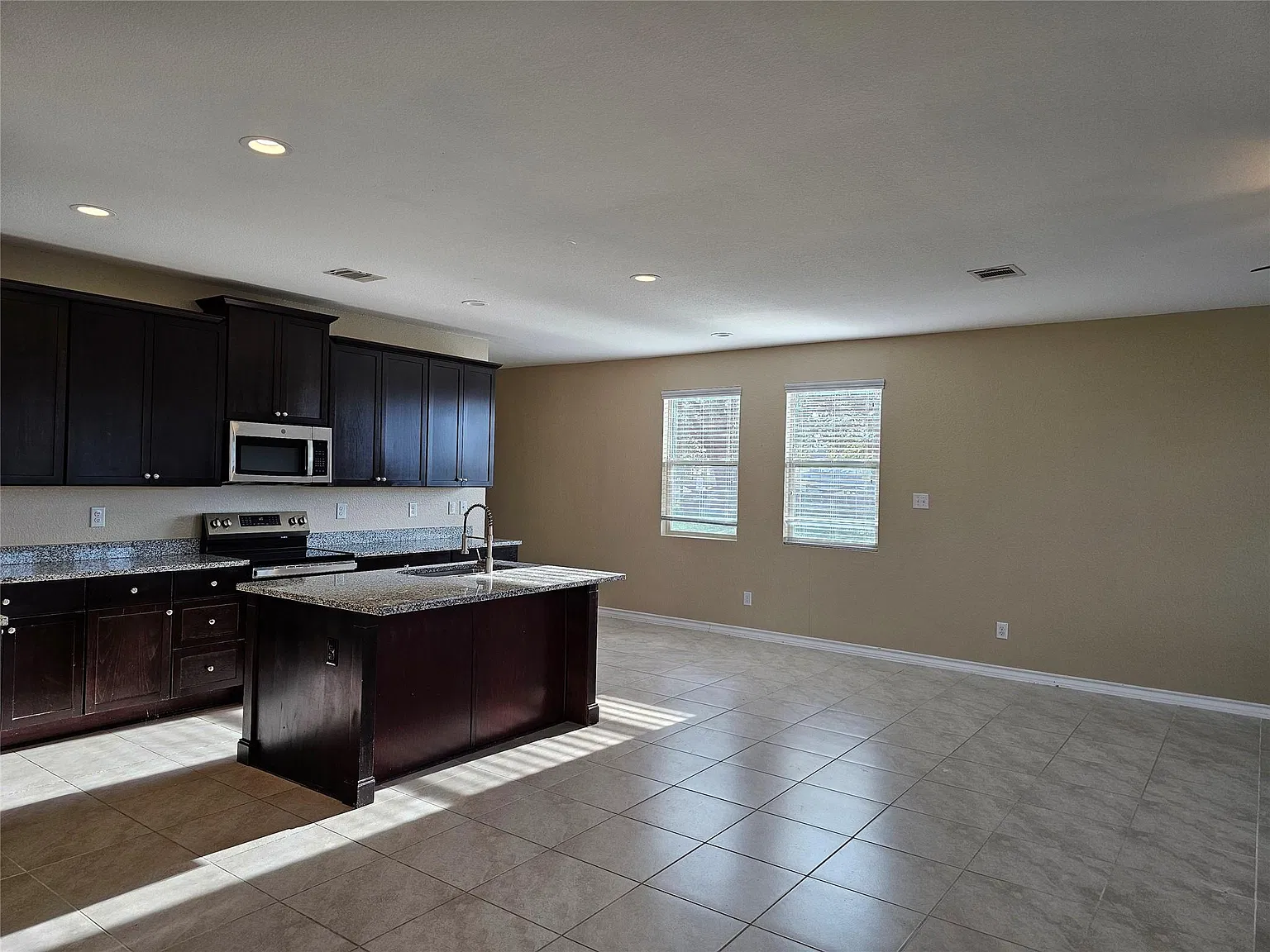 4 bed, 2.0 bath, 1959 sqft, $2,154 — Photo 2