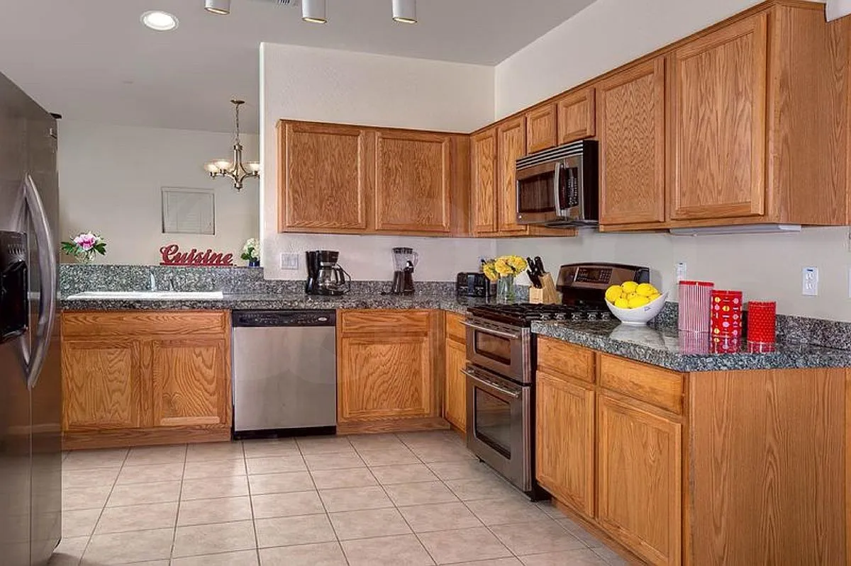 3 bed, 2.5 bath, 2016 sqft, $2,650 — Photo 2