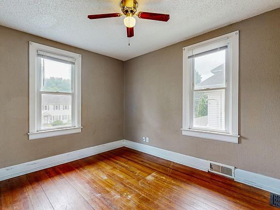 3rd image of 926 2nd St NW