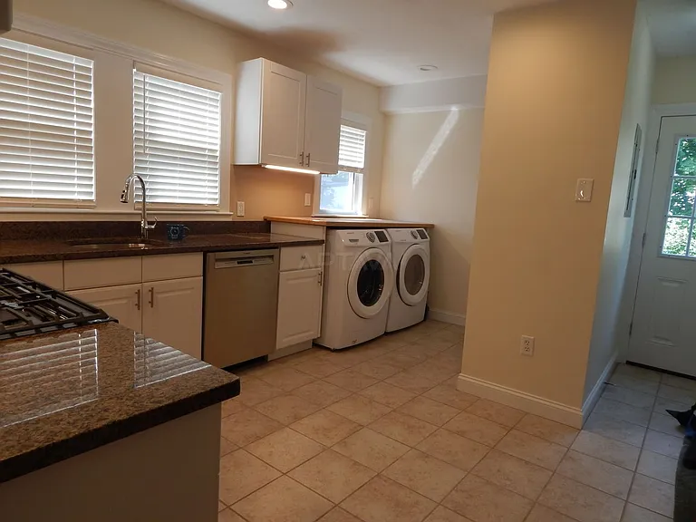 31 Sunset Ave — Photo 1