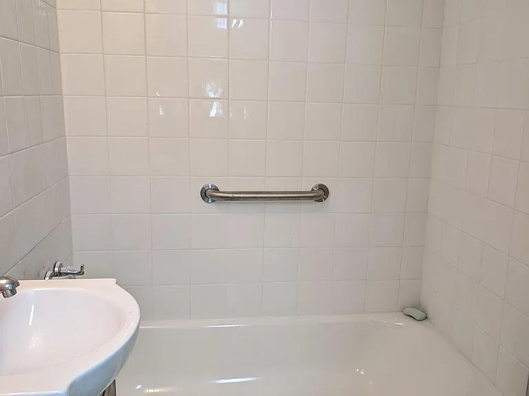220 Mirror Lake Dr #B — Photo 8
