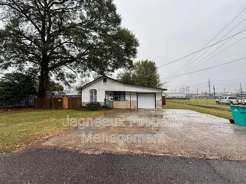 227 E Peach Ave