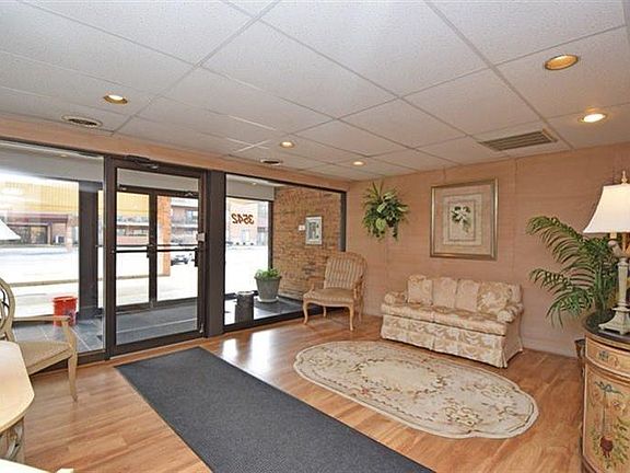 3rd image of 3542 Amberacres Dr Unit 202