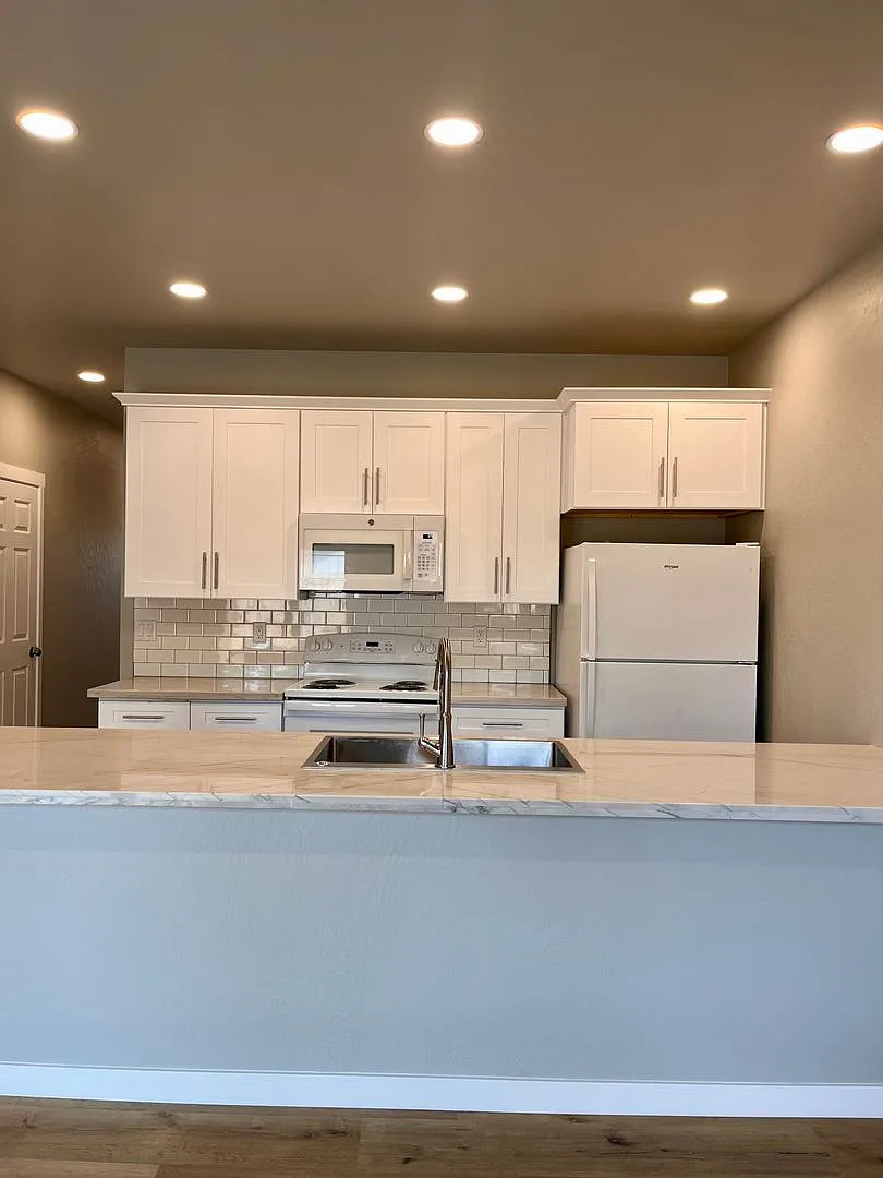 Medford, OR 2 Bedrooms with Both En-Suite Bathrooms, New Construction, $2295.00 a Month — Photo 2