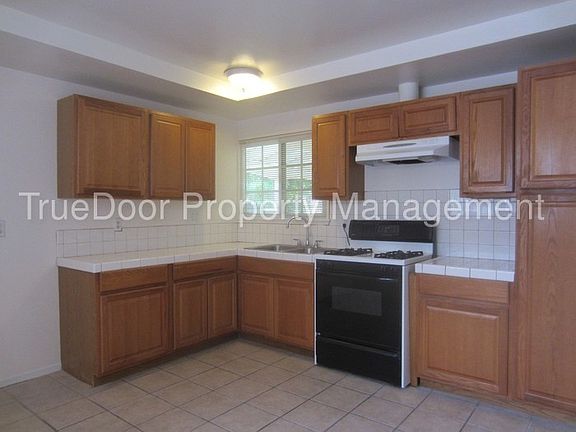 4th image of 932 S Figueroa St