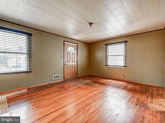 4th image of 1700 Leslie Rd