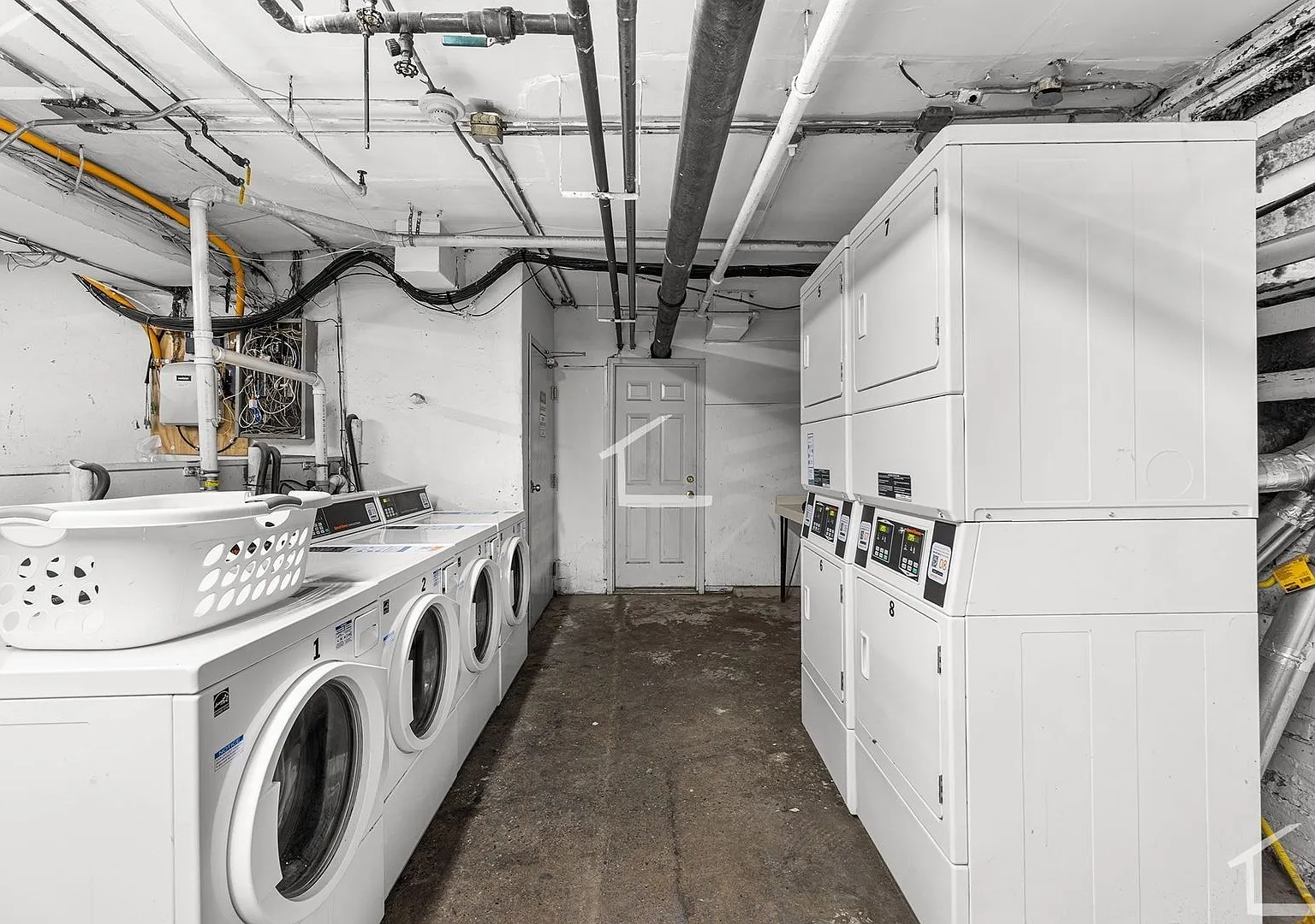 3 Bed 1 Bath on Commonwealth Ave (or 2 bed w/ Living Room) — Photo 3
