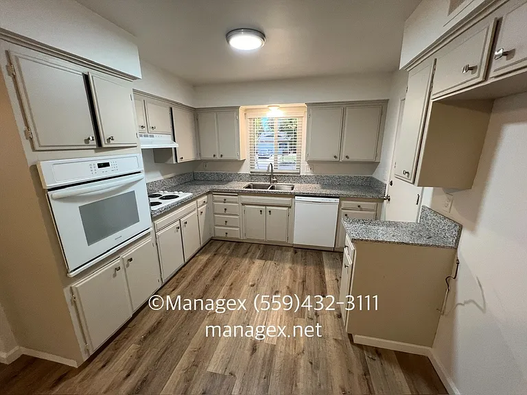 1246 W Dyer Ave — Photo 4